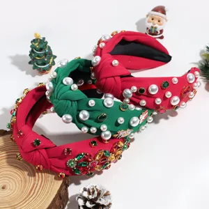 Detailansicht des weihnachtlichen Knotenhaarbandes verziert mit Perlen und bunten Strasssteinen.