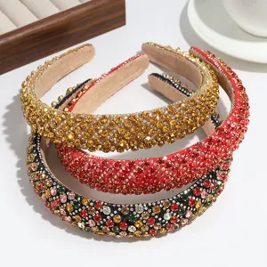 Détail de serre-tête en strass cristal, accessoires de cheveux brillants de luxe fête.