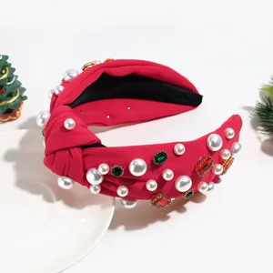 Rotes Knoten-Haarband Detail mit Perlen und bunten funkelnden Strasssteinen fuer Stil.