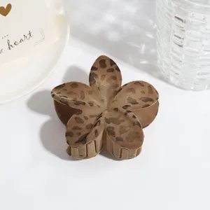Pince à cheveux fleur floquée imprimé léopard marron, accessoire de mode élégant.