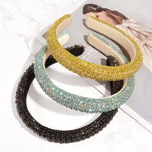 Vue détaillée du serre-tête rembourré en strass de luxe, accessoire de cheveux brillant de fête.