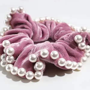 Elegante elastico per capelli in velluto rosa decorato con perle finte per donne acconciature invernali.