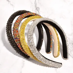 Gros plan détaillé de serre-tête rembourrés en strass brillants, accessoires cheveux mode.