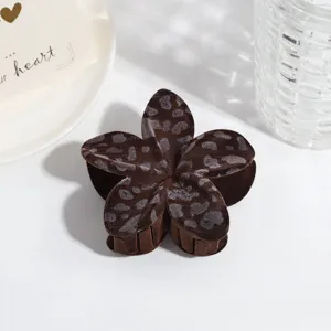 Pince à cheveux fleur en velours marron avec joli motif léopard stylé pour femme.