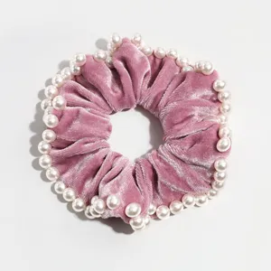 Scrunchie per capelli in velluto rosa con perle eleganti, accessorio perfetto per l'inverno.