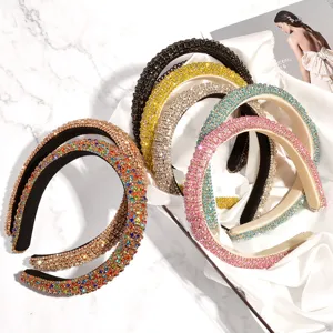 Détail de serre-tête rembourré en strass exquis, accessoires cheveux brillants femme.
