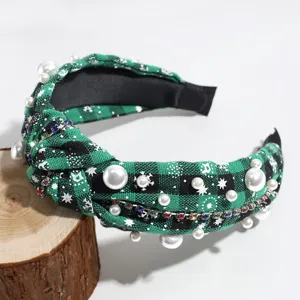 Grünes Karos Knoten-Haarband mit Perlen, Strasssteinen und Schneeflocken-Motiv, Detailansicht.