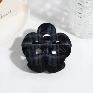 Pince a cheveux fleur en velours carreaux, accessoire tendance pour femme printemps ete.