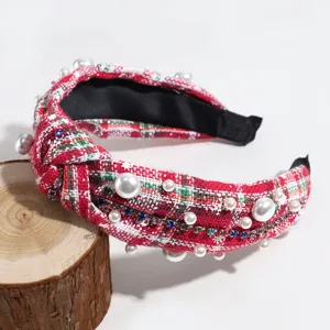 Rotes kariertes Haarband mit Perlen und Strass, elegantes Weihnachts-Haaraccessoire Detail.