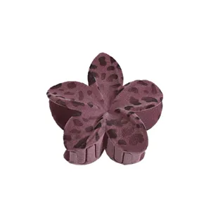 Pince à cheveux fleur floquée avec motif léopard élégant, bel accessoire idéal pour femmes.