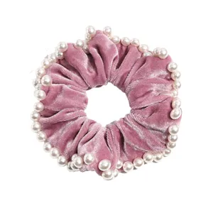 Elegante scrunchie in velluto rosa decorato con perle artificiali, perfetto accessorio per capelli.