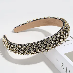 Serre-tête rembourré en strass scintillants pour femmes, détail de cerceau de luxe élégant.