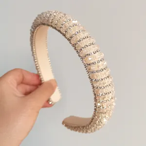 Vue détaillée du serre-tête rembourré en strass, élégant accessoire de luxe brillant.