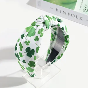 Grüner Klee bedrucktes geknotetes Haarband Detailansicht, frisches Accessoire für Frauen Alltagslook.