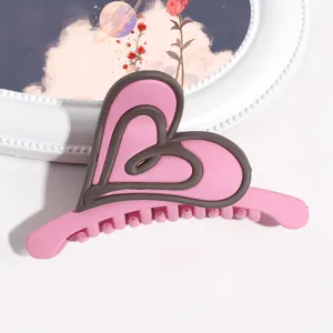 Graziosa molletta per capelli a cuore rosa con bordo grigio scuro, ideale per look quotidiani.