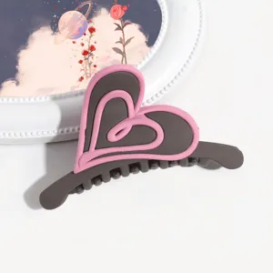 Molla per capelli grigia opaca con dolce motivo a doppio cuore rosa, dettaglio elegante.