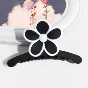 Chic molletta per capelli a fiore opaca nera e bianca, eleganti accessori per lo styling.