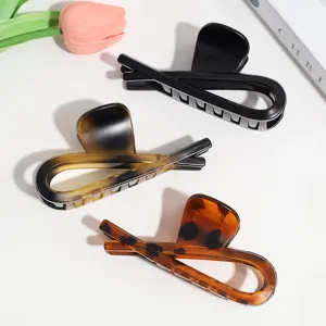Pinzas para el pelo geométricas minimalistas en set negro, ámbar y diseño de leopardo.
