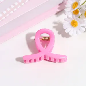 Detalle de pinza de pelo con forma de lazo rosa, pequeño accesorio dulce para uso diario.