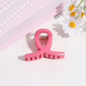 Detalle de pinza de pelo rosa, diseño de lazo bonito, accesorio de pelo dulce para el día a día.
