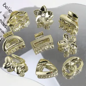Set van gouden metalen haarklemmen met geometrische en bloemige ontwerpen voor elegante kapsels.