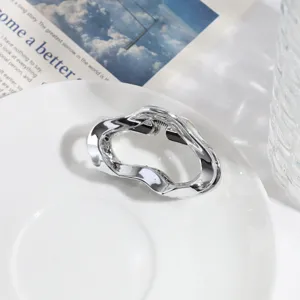 Zilveren metalen haarklem met onregelmatig wolkenontwerp, chique minimalistisch haaraccessoire.