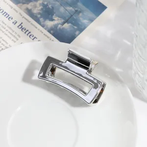 Zilverkleurige geometrische metalen haarklem minimalistisch haaraccessoire stijl.
