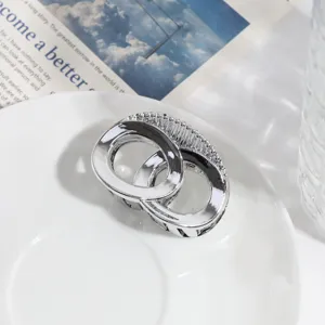 Detail van zilveren geometrische haarklem, modern metalen ontwerp voor dagelijkse kapsels.