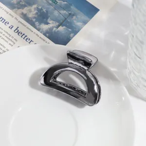 Zilverkleurige geometrische metalen haarklem, minimalistisch ontwerp voor stijlvolle kapsels.