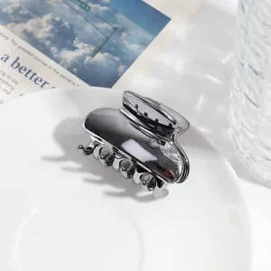 Metalen geometrische haarklem, minimalistische coole stijl haarknip detailweergave voor kapsels.