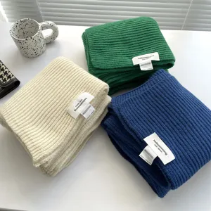 Dettaglio sciarpa in maglia accogliente, sciarpa invernale spessa a coste multicolore.