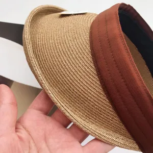 Sombrero visera de paja vacío para mujer, gorra de playa con protección UV y banda de tela marrón.
