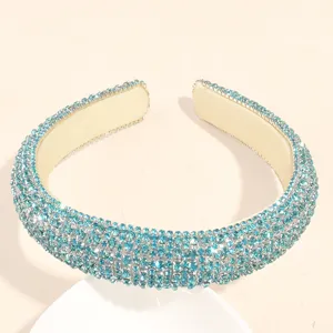 Gros plan détaillé du serre-tête rembourré en strass bleu clair étincelant et élégant.