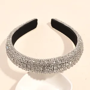 Vue détaillée de serre-tête rembourré en strass de luxe, accessoire cheveux cristal brillant.
