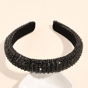 Serre-tête rembourré en strass noir vue détaillée, accessoire de cheveux étincelant fête.
