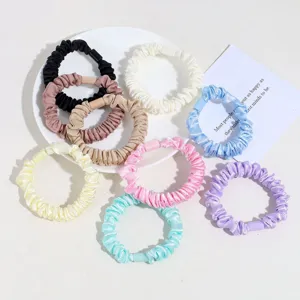 Ensemble de chouchous en satin coloré avec bande élastique pour coiffures de queue de cheval.