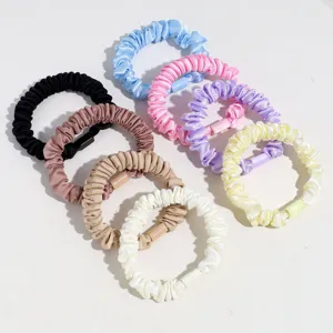 Ensemble d'échevelées en satin coloré avec élastique pour queue de cheval et coiffure.