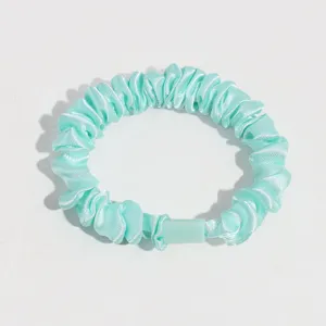 Chouchou de cheveux en satin vert menthe avec boucle plastique, élastique, idéal pour queue.