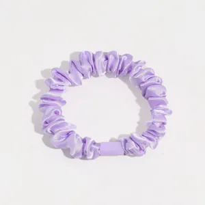 Chouchou en satin violet detail vue, accessoire cheveux elastique hautement pour queue de cheval.