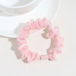 Chouchou à cheveux en satin rose avec joli connecteur rose, élastique élégant et pratique.