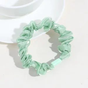 Chouchou en satin vert pour femme, accessoire de coiffure élastique plissé élégant.