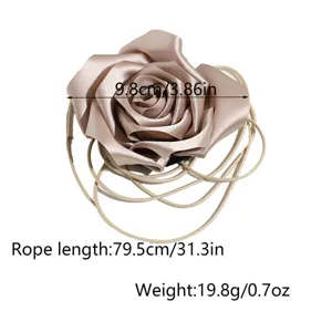 Détail de collier ras de cou rose en satin montrant le diamètre de la fleur et la corde.