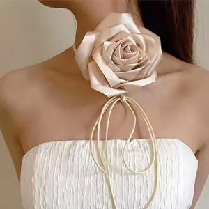 Collier ras de cou fleur de rose en satin pour femme, accessoire de bijoux de style français.