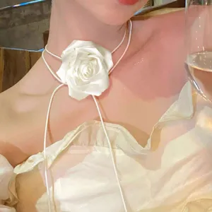 Magnifique détail de collier choker fleur de rose en satin blanc, élégant accessoire pour femme.