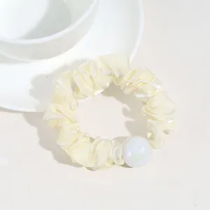 Chouchou de cheveux en satin élégant avec grosse perle irisée pour coiffures quotidiennes chic.