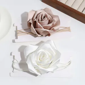 Detail du collier ras de cou choker en fleur de satin elegante et artisanat delicat.