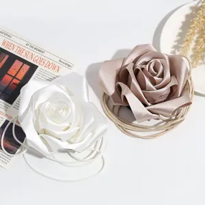 Vue rapprochée du collier ras de cou élégant en satin rose avec belle fleur en tissu.