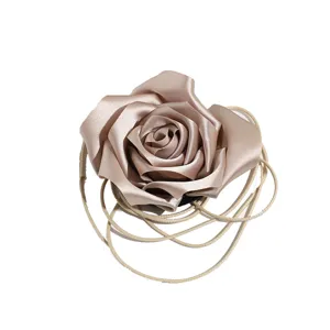 Collier choker fleur de rose en satin accessoire de cou élégant en tissu pour femmes