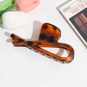Primer plano detallado de una elegante pinza para el pelo con carey para peinados diarios.