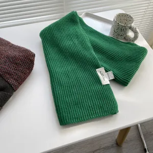Sciarpa invernale lavorata a maglia verde per donna, trama a costole calda e confortevole.